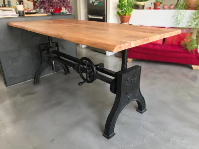 Une table de cuisine réglable en hauteur