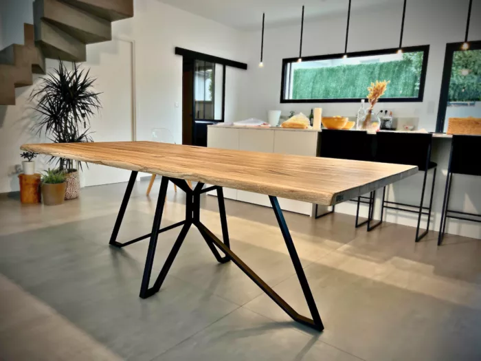 Une table de salle à manger avec un pied central en acier Spider