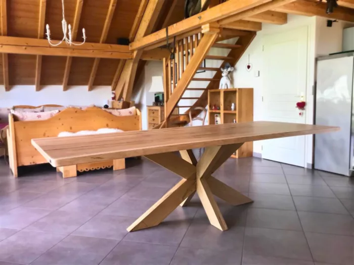 Une table tout en chêne massif dans une salle à manger