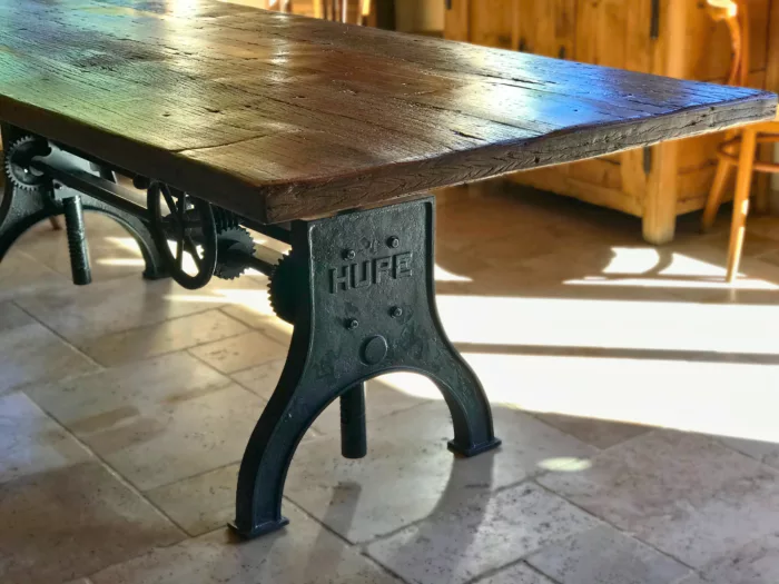 Une table réglable en hauteur dans un salon