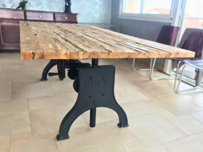 Une table avec un pied en fonte réglable en hauteur