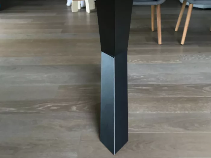 Un pied de table en acier Croix Diamant