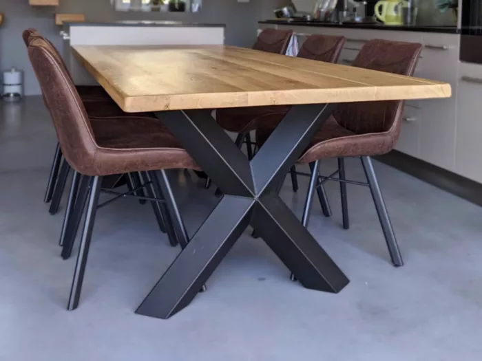 Un pied de table sur mesure noir en forme de Croix avec des arêtes Diamant