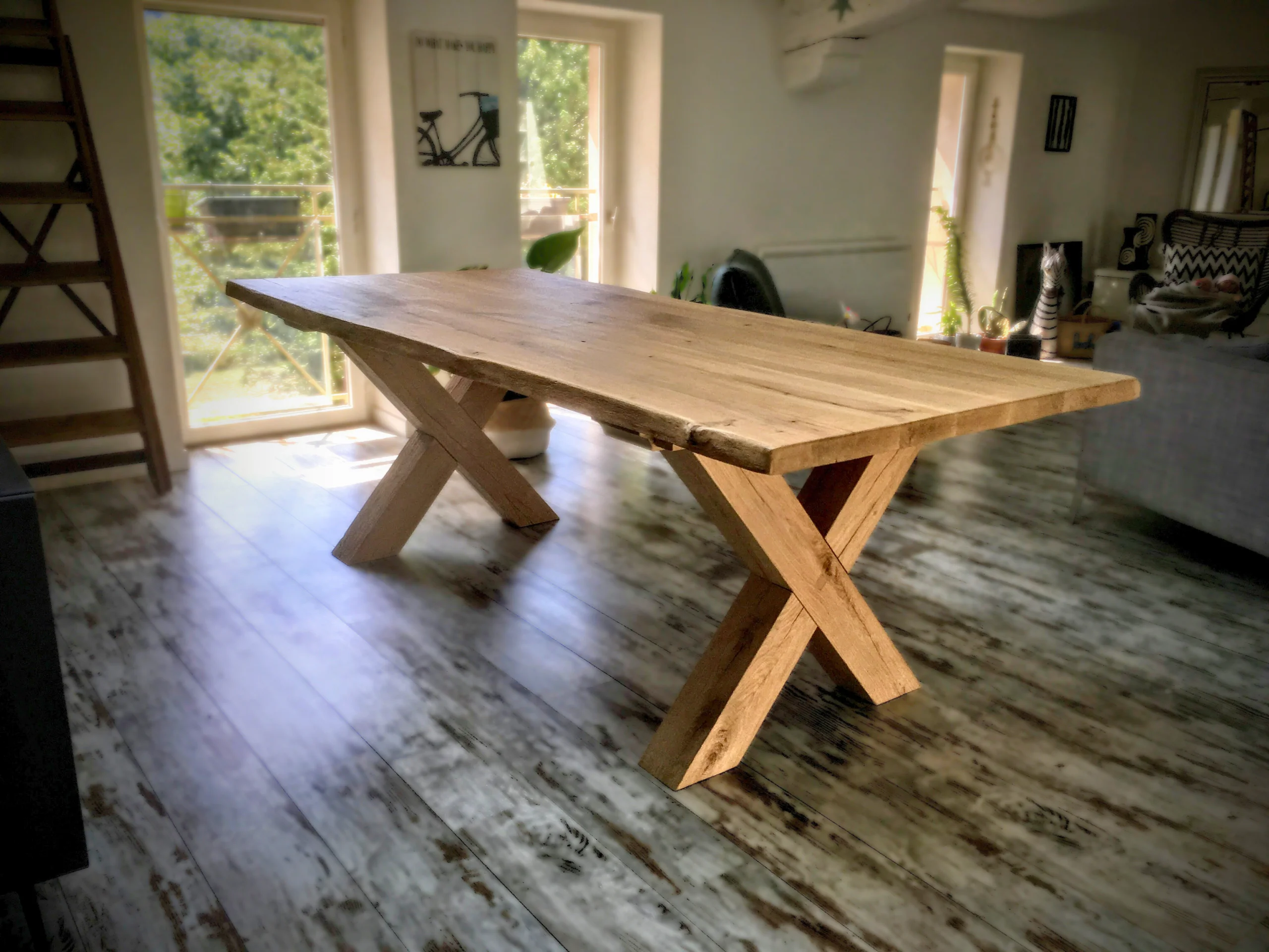 Un salon avec une table pied croisé en bois