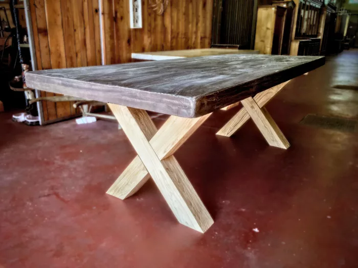 Une table abec des pieds en chêne clair en croix