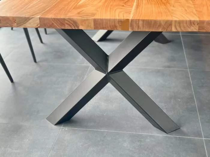 Un pied de table sur-mesure en acier noir