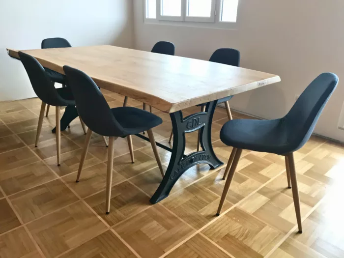 Une table à manger dans un salon dans le Rhône