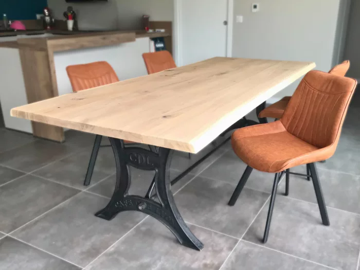 Une table dans une cuisine, avec des pieds Café de Lyon