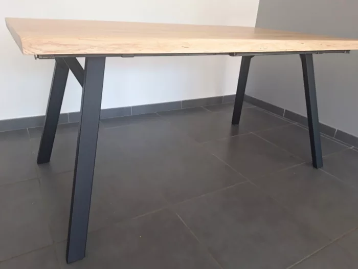 Une table à manger en bois avec un ensemble de pied en acier