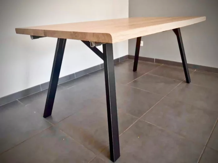 Une table en bois et métal