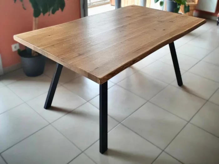 Un salon avec une table en bois avec des pieds en métal