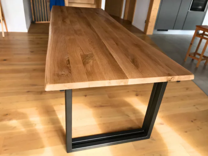 Une table à manger bois et métal dans une salle à manger