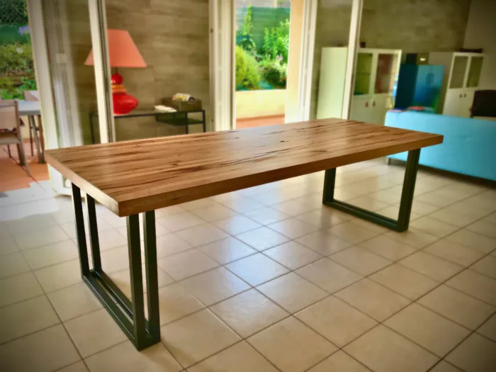 Une table à manger bois et acier avec des chaises en métal