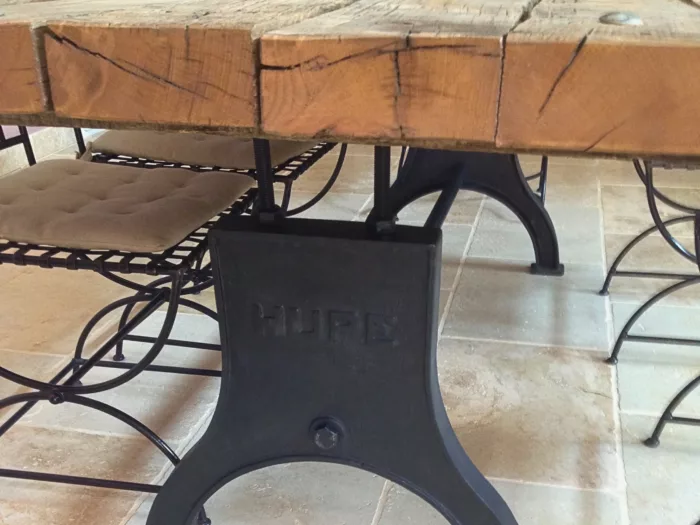 Une table à manger, avec un pied en fonte noire