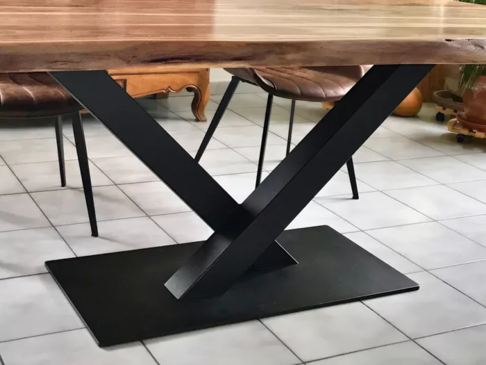 Un pied de table de salle à manger en acier noir