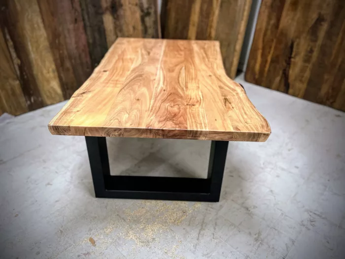 Une table basse avec des pieds en acier en U