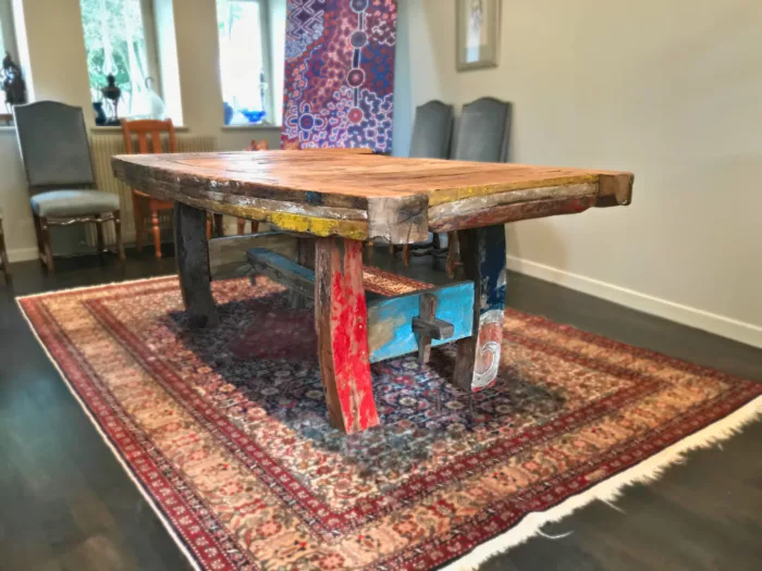 Un salon, avec une table en bois sur un tapis