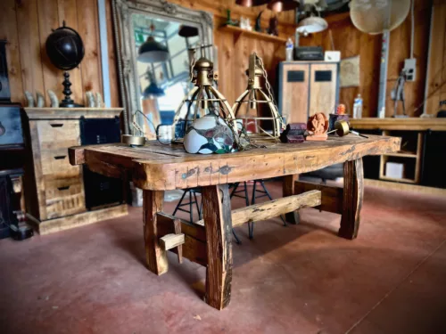 Une boutique, avec une table en bois de bateau recyclé et des décorations