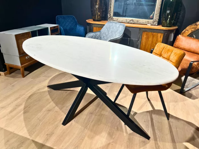 Une table à manger en marbre blanc dans un atelier