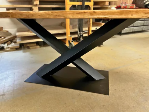 Un pied central de table à manger en acier noir