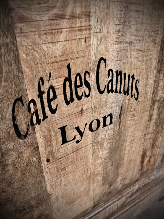 Les détails d'un bar avec l'inscription "Café des Canuts lyon"