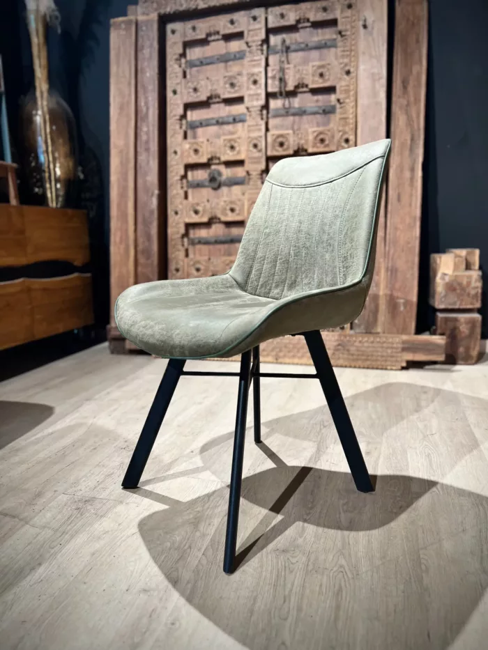 Une chaise de salle à manger moderne en cuir