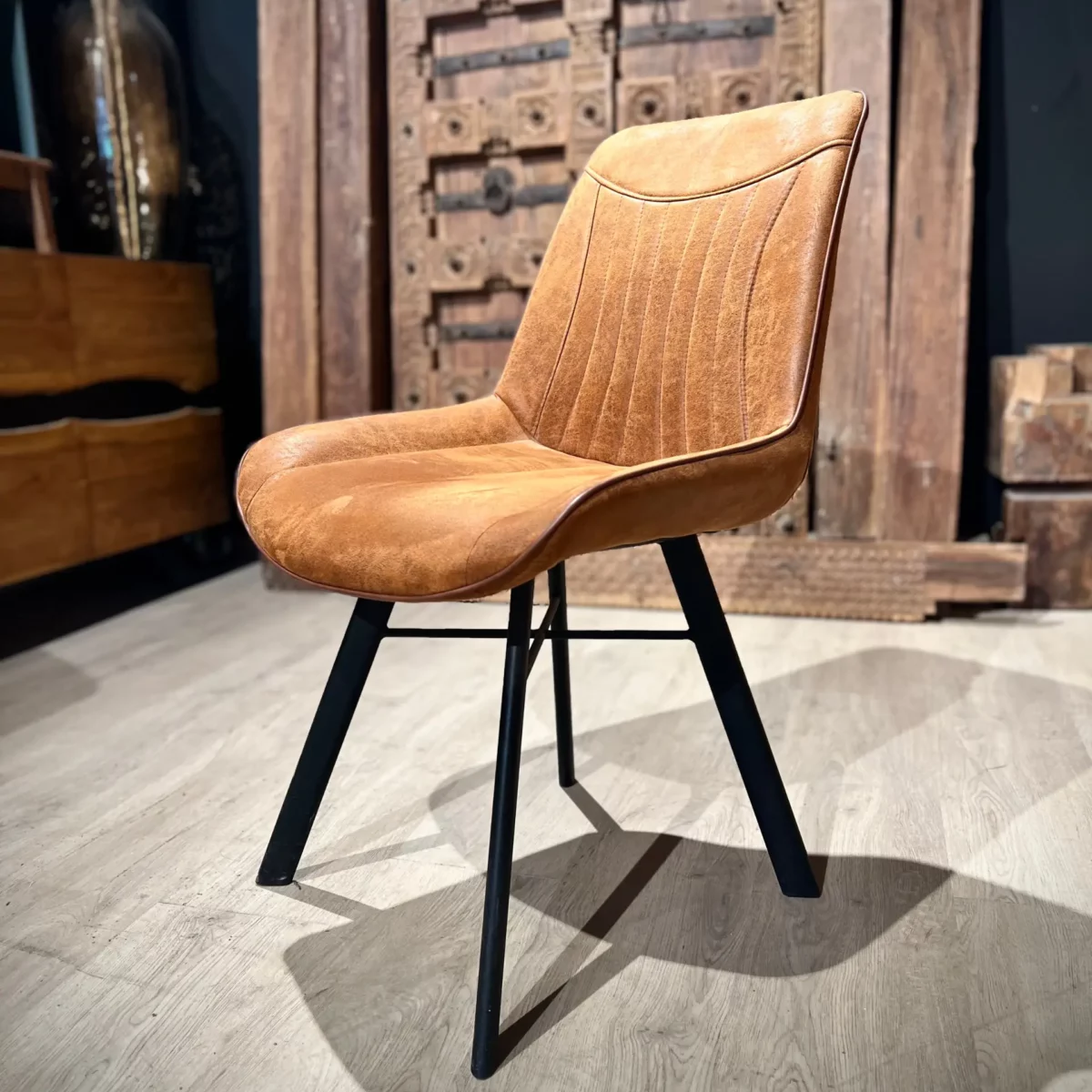 Une chaise de salle à manger en cuir marbré