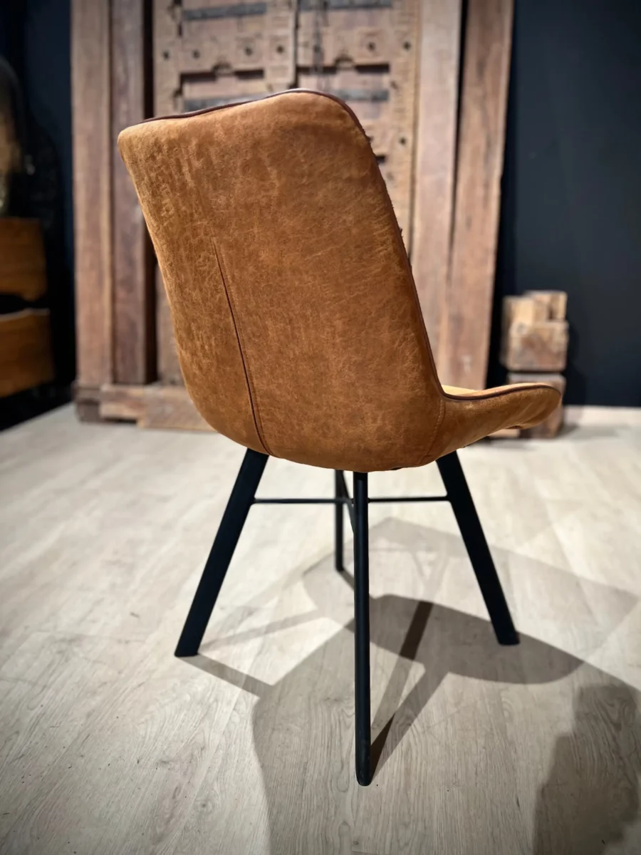 Le dos d'une chaise de salle à manger en cuir marbré