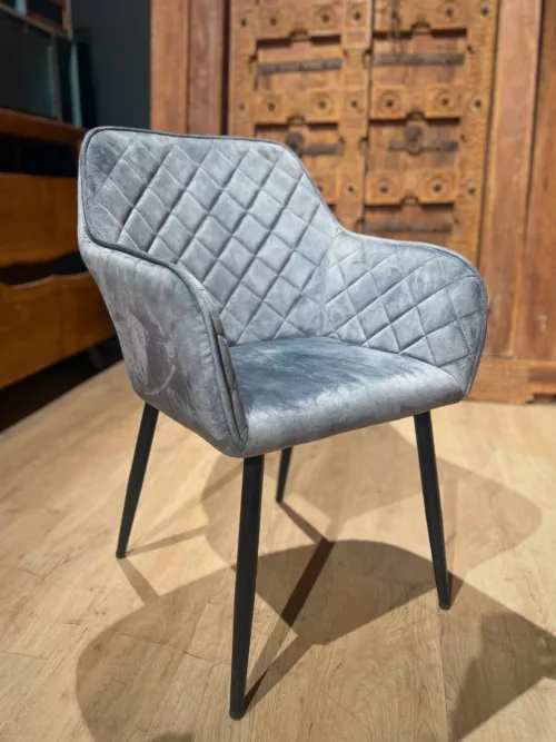 Un fauteuil de table en velours gris