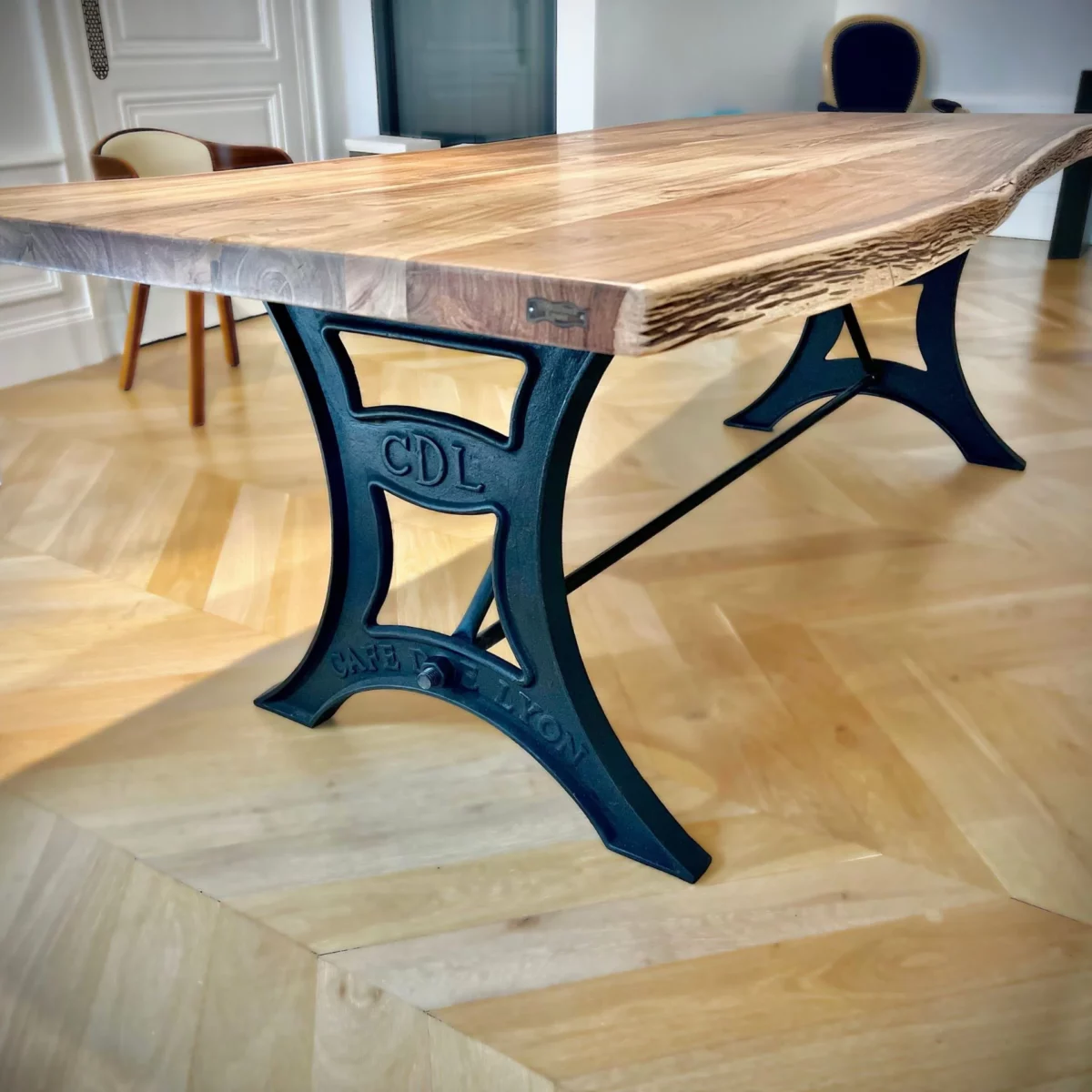 Une table à manger sur-mesure dans un salon à Lyon