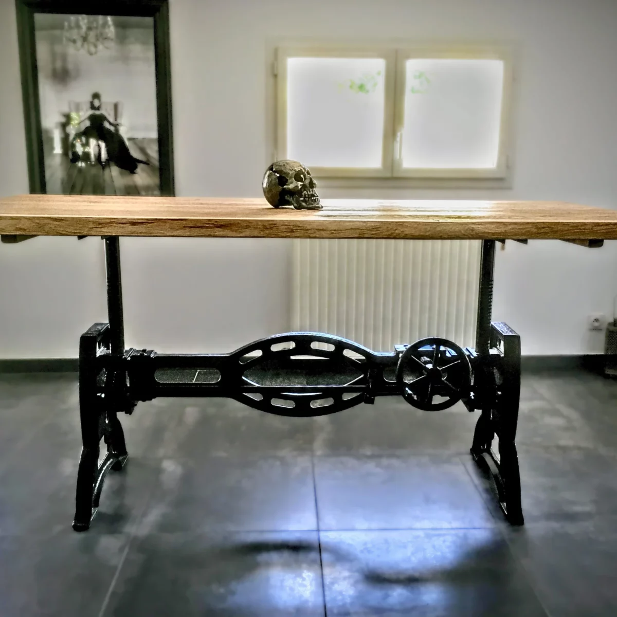 Une table à manger réglable en hauteur, avec un pied en fonte