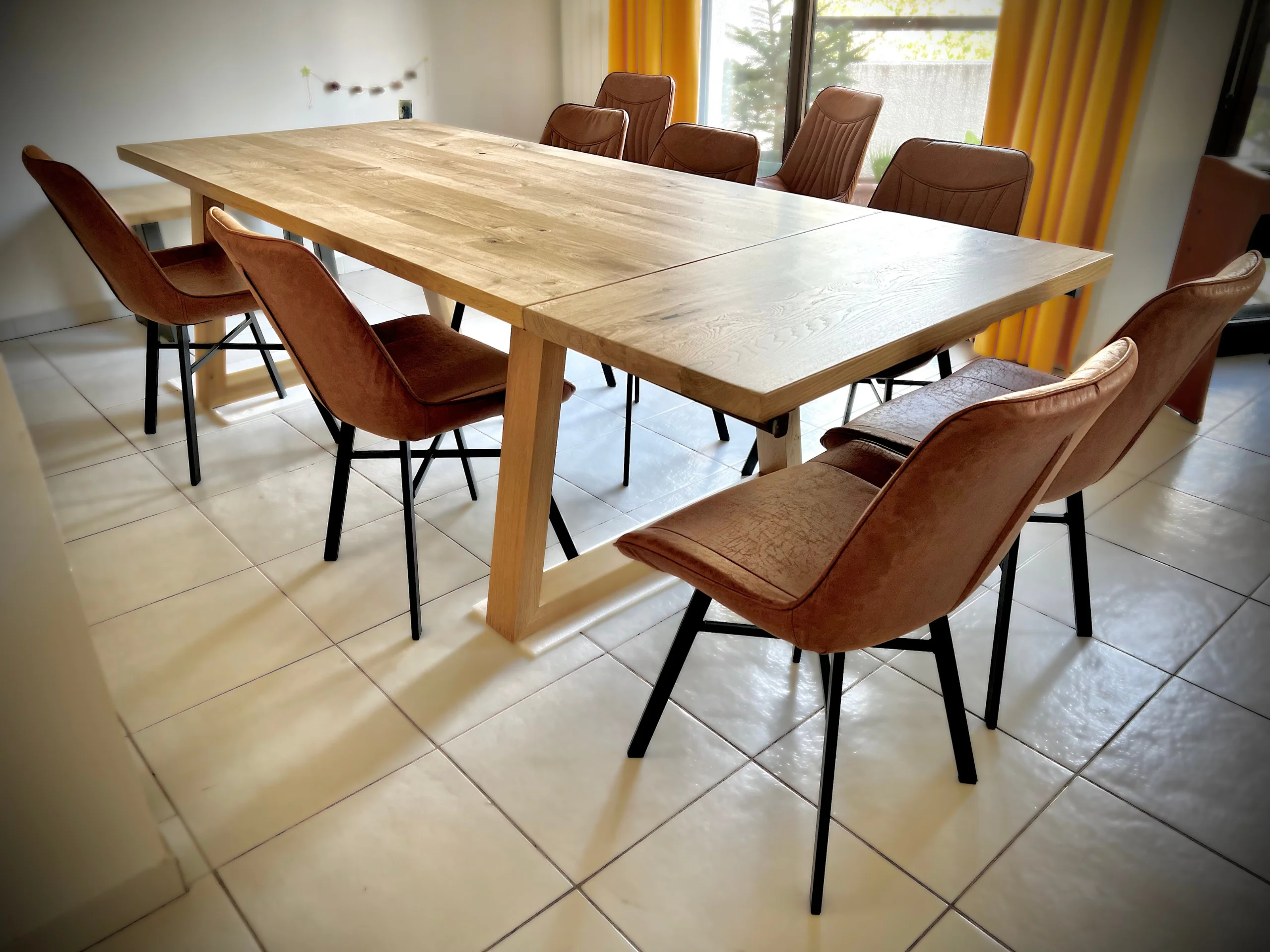 Une table avec un système de rallonge en bois massif