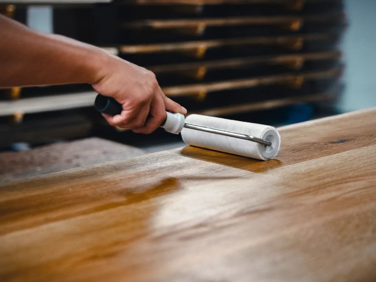 Application d'un vitrificateur sur une table à manger