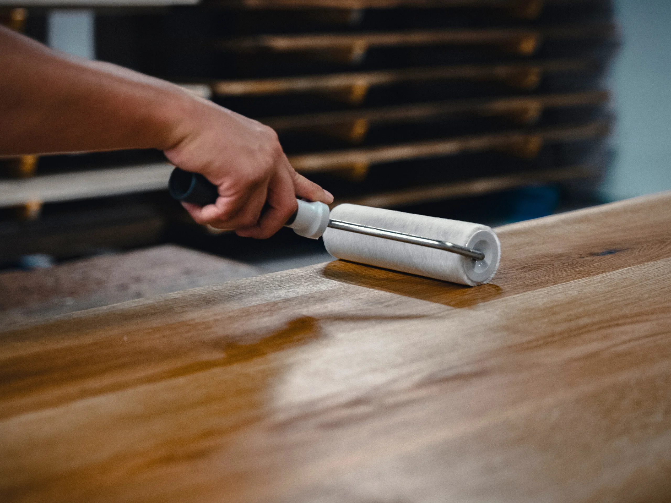 Application d'un vitrificateur sur une table à manger