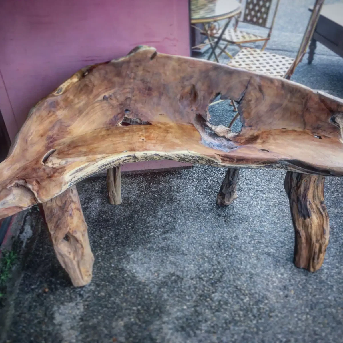 Un banc en bois flotté