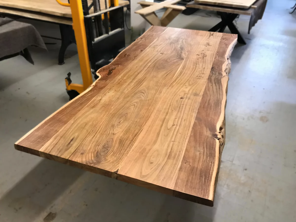 Un dessus de table en acacia dans un atelier