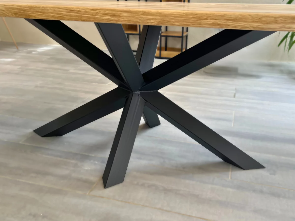 Un pied de table central en acier noir Diamant