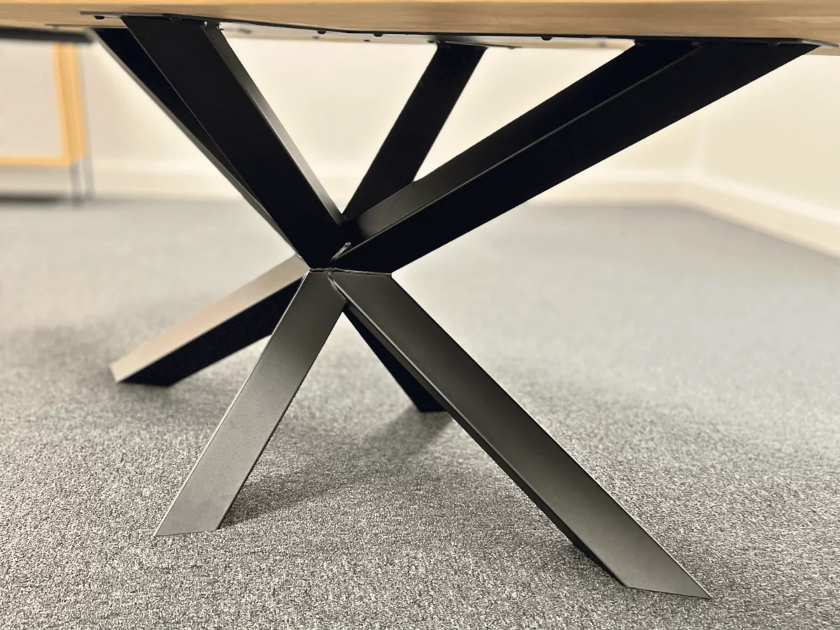 Un pied central pour table, avec des profils en Diamant