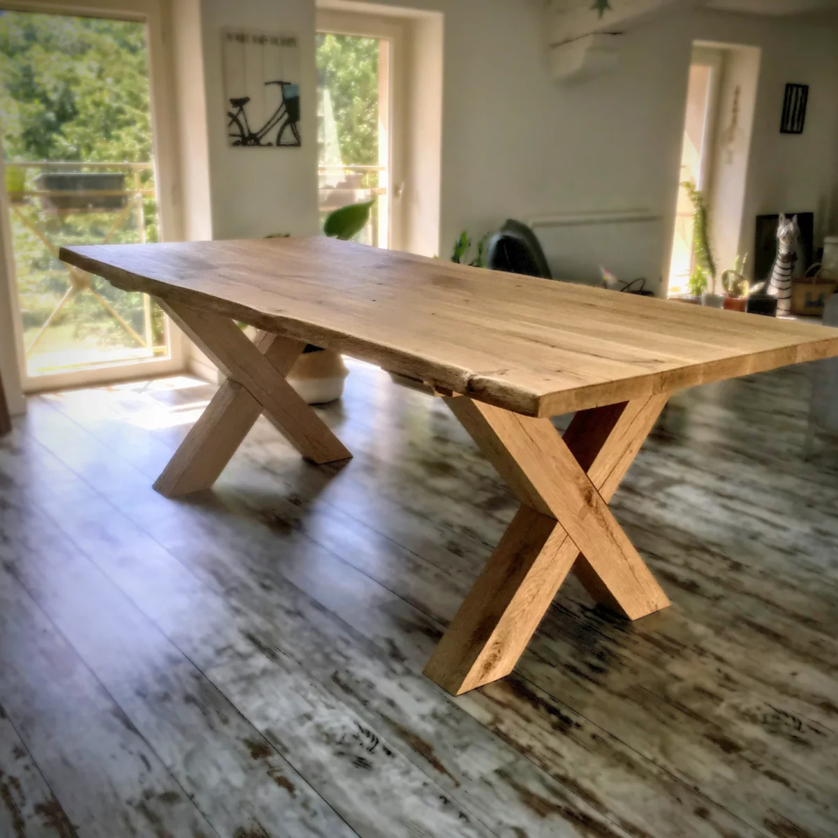 Un salon avec une table pied croisé en bois