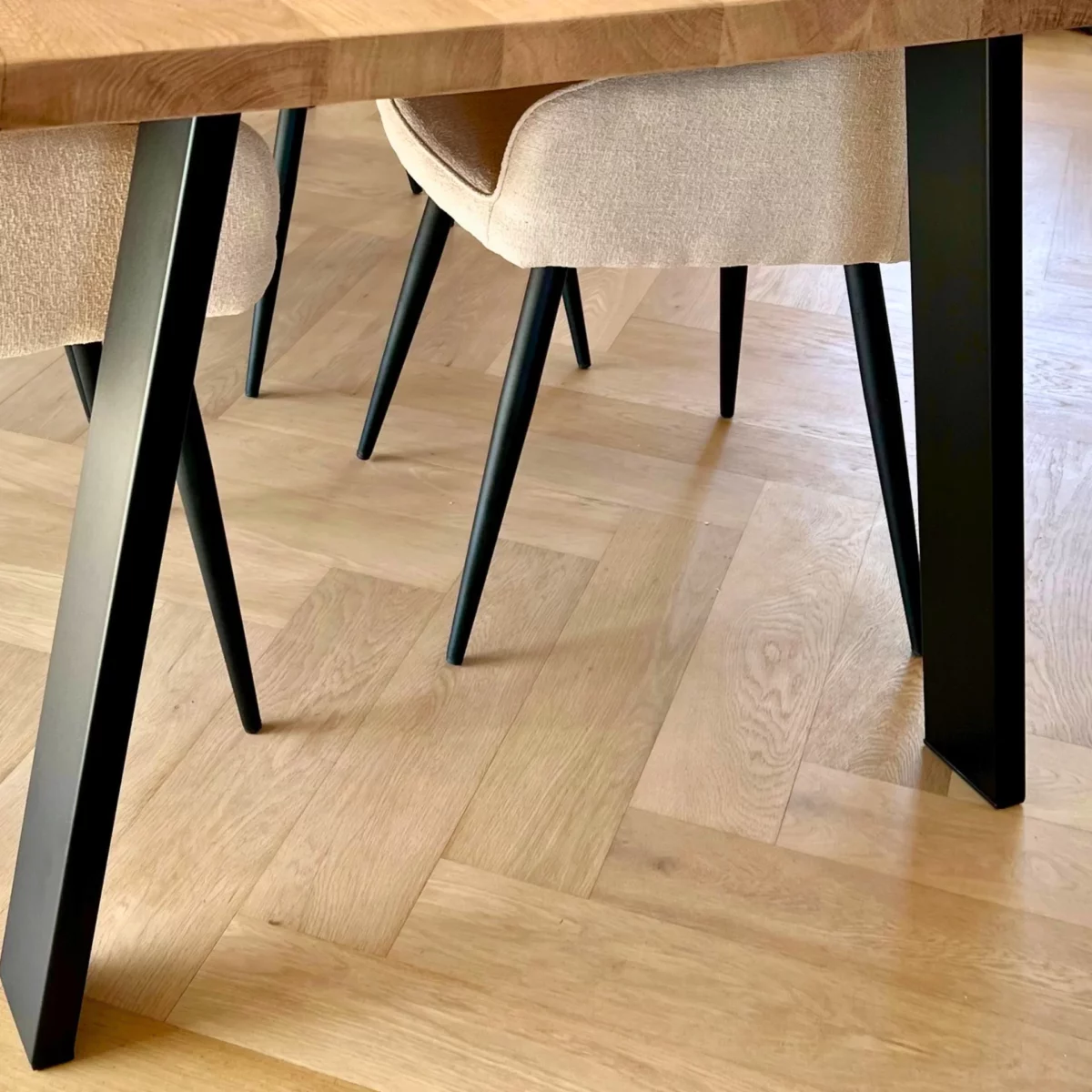 Des pieds de tables en acier noir