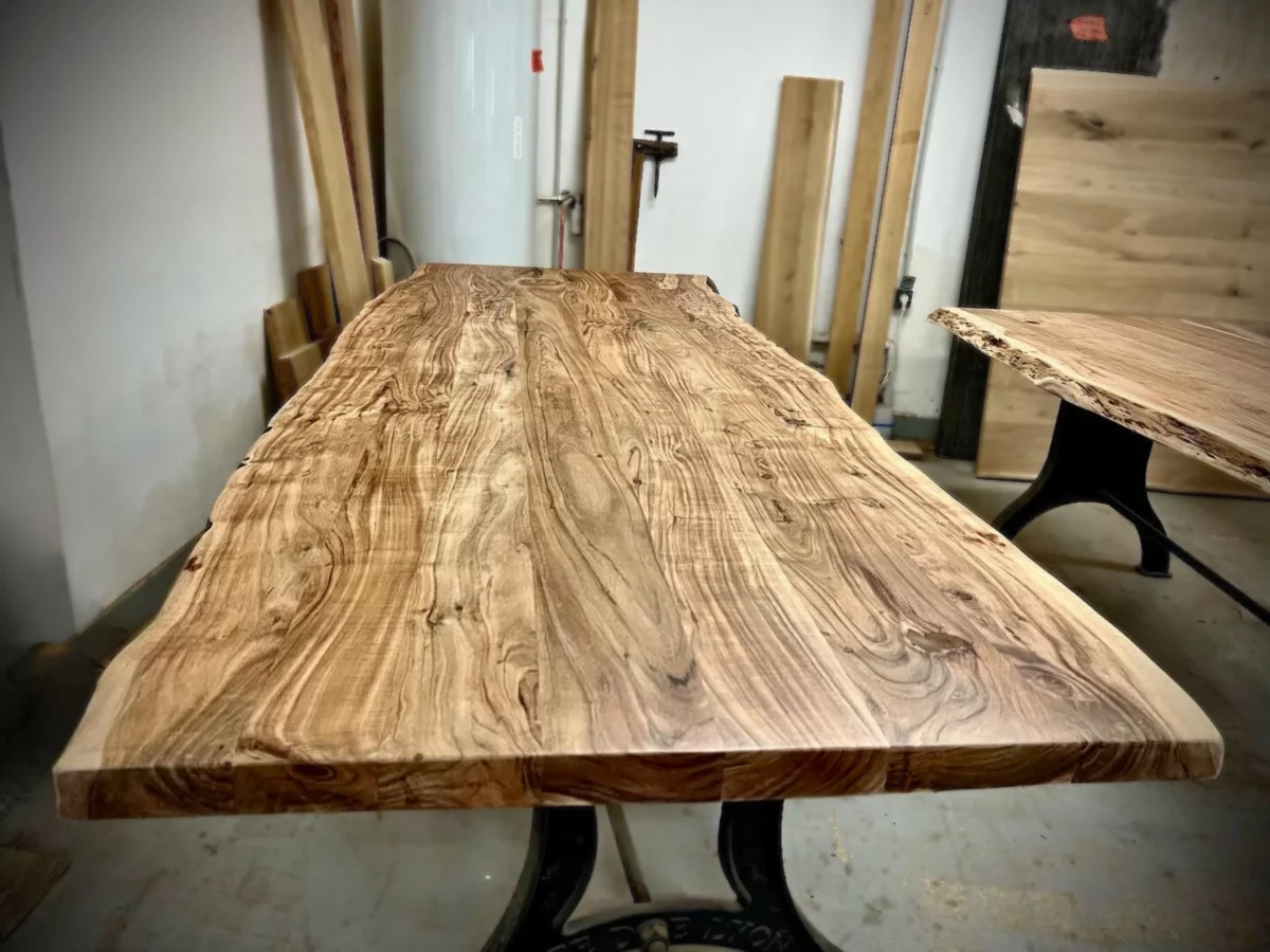 Un atelier de menuisier avec une table en acacia massif