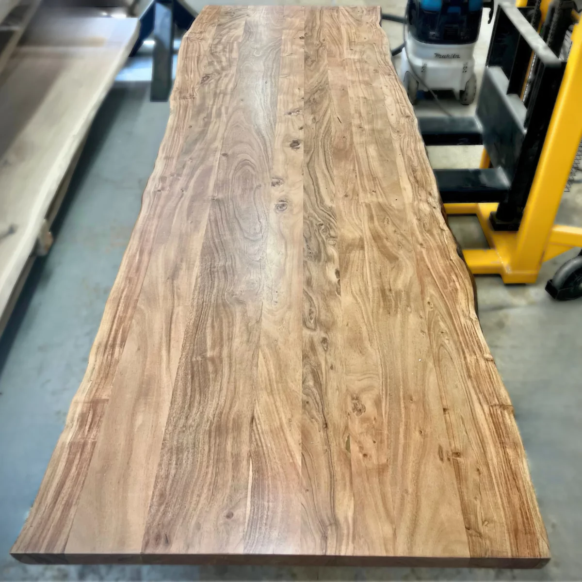 Un plateau de table en acacia massif avec des bords naturels