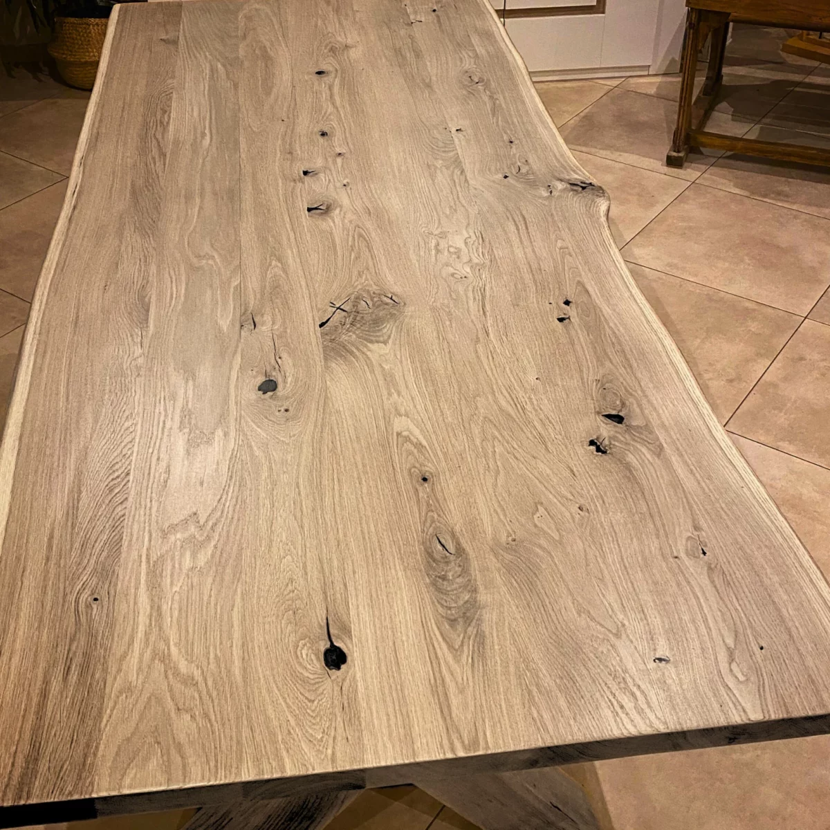 Un plateau de table en chêne clair