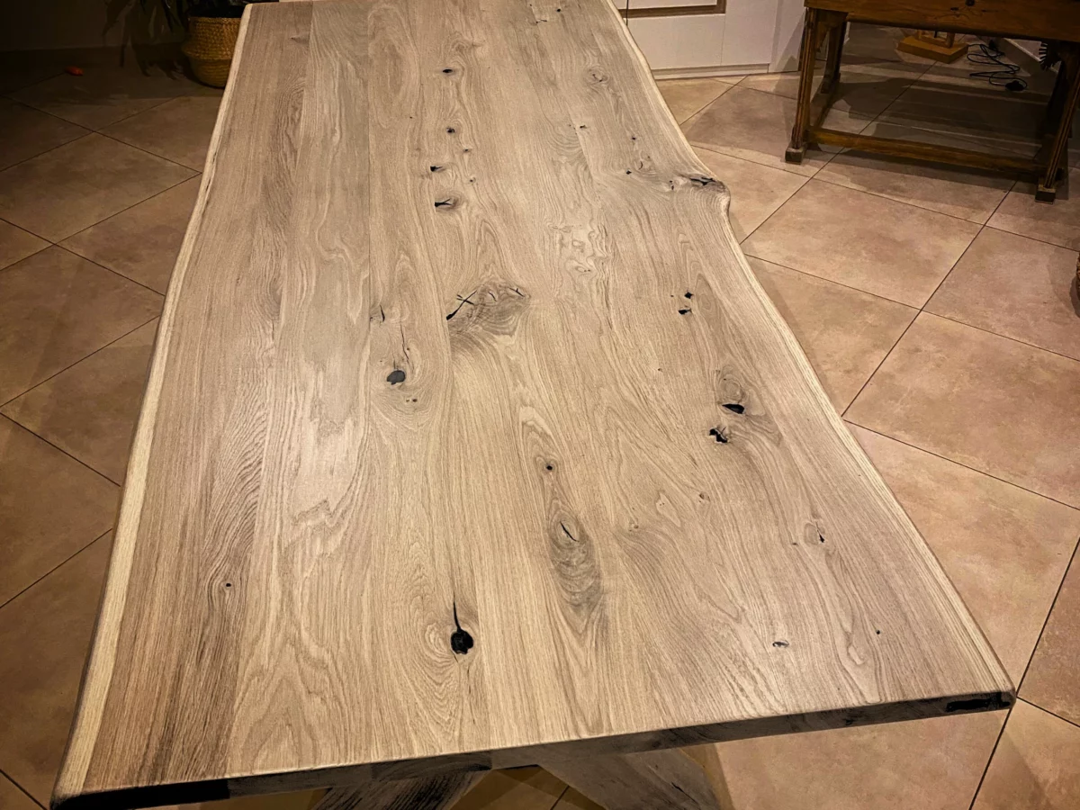 Un plateau de table en chêne clair