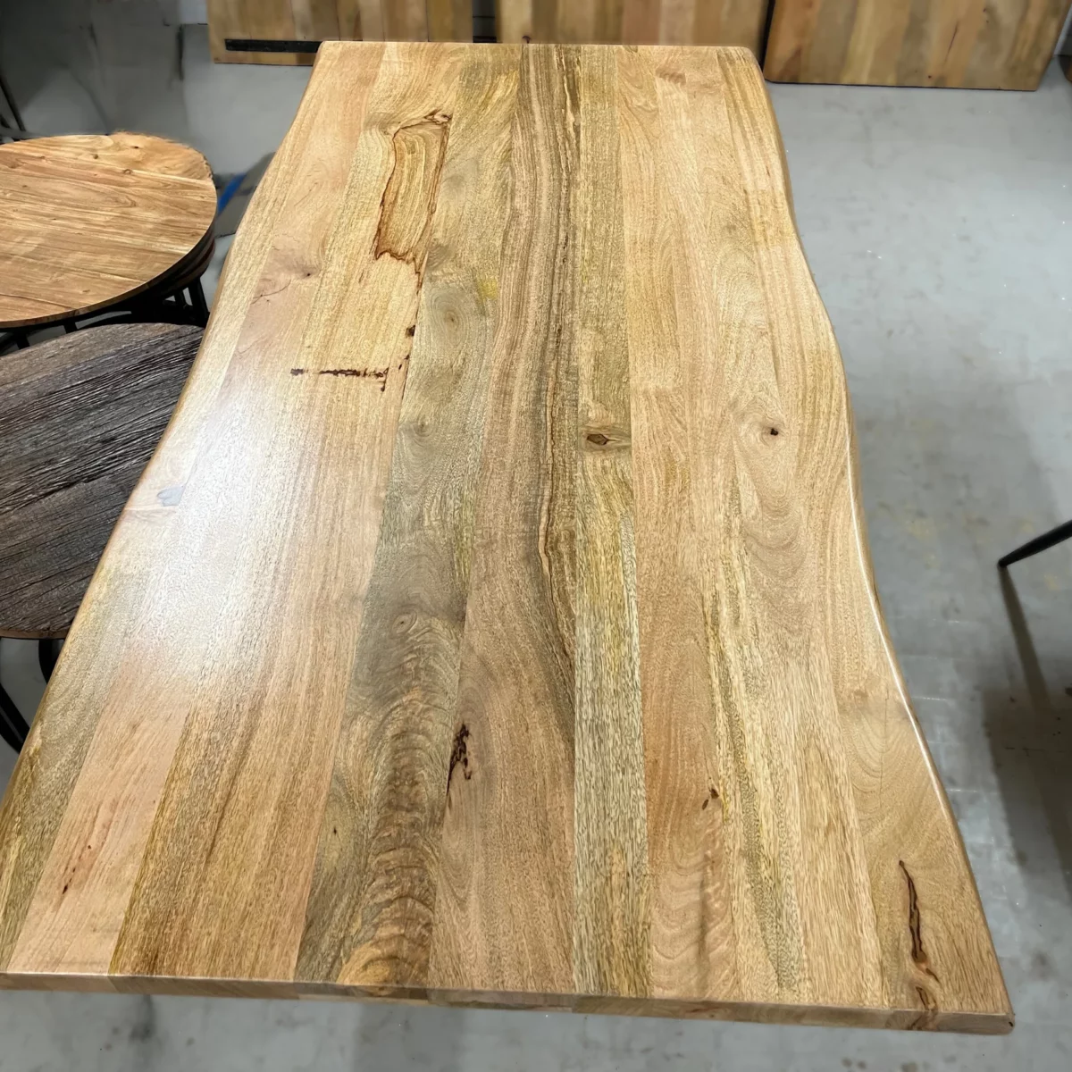 Un plateau de table en manguier massif dans un atelier de menuiserie