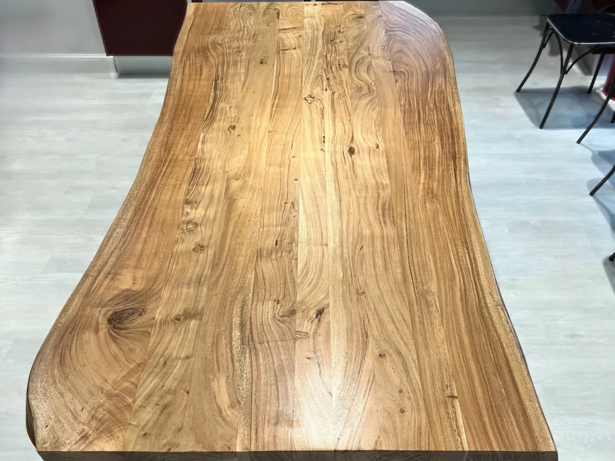 Un plateau de table en acacia