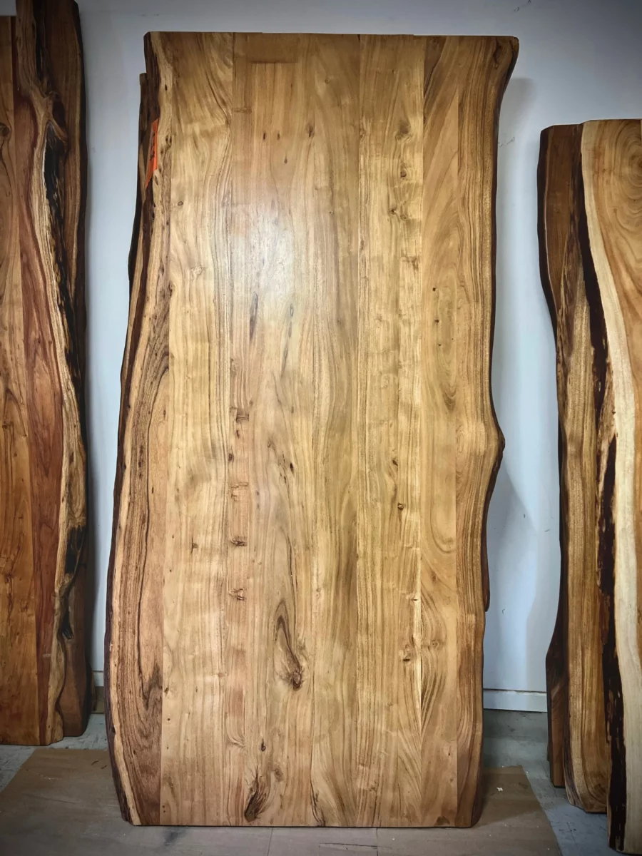 Un atelier avec des plateaux de table en acacia massif