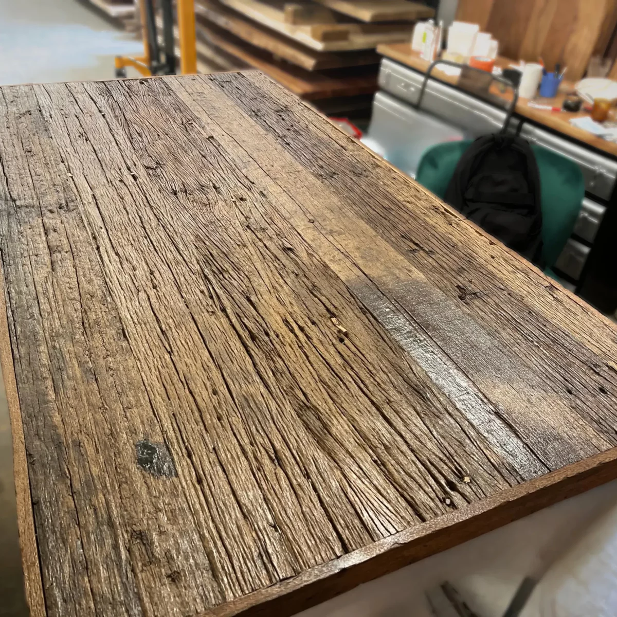 Un atelier avec un plateau de table en vieux bois recyclé