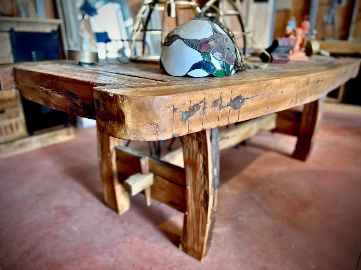 Une boutique aux puces avec une table en bois de bateau recyclé