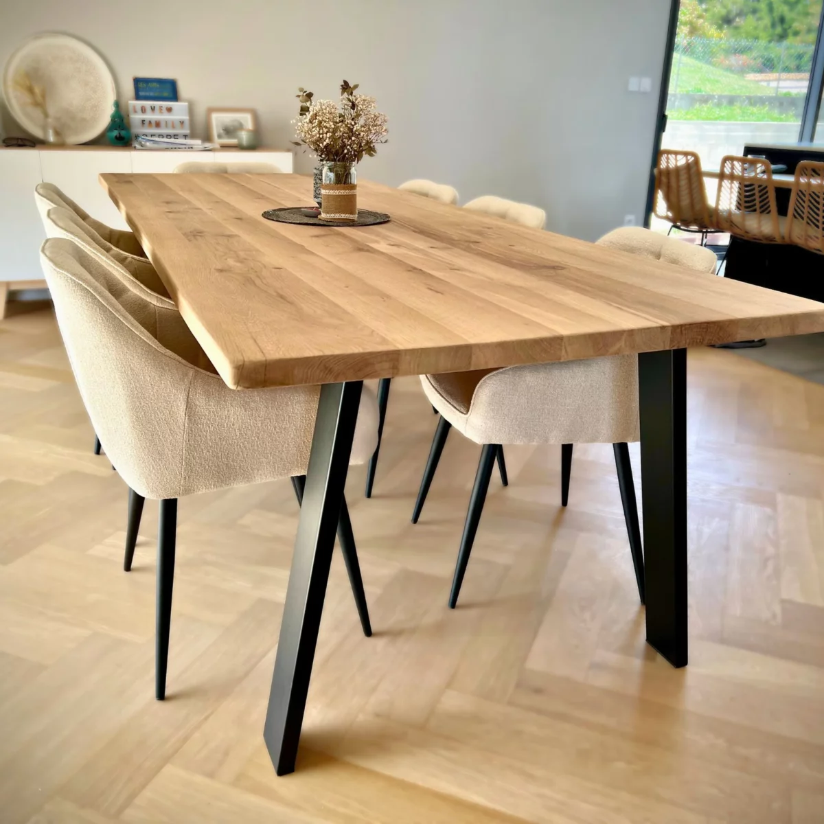 Une table en chêne massif dans un salon